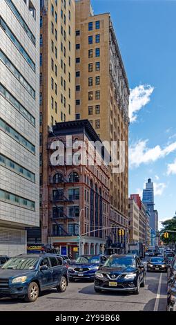 Ahrens Building, costruito nel 1895, è stato accuratamente restaurato per mostrare elaborati mattoni policromi e dettagli in terracotta. Foto Stock