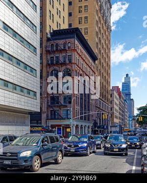 Ahrens Building, costruito nel 1895, è stato accuratamente restaurato per mostrare elaborati mattoni policromi e dettagli in terracotta. Foto Stock