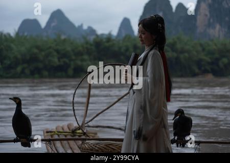 Foto media della bella signora di Hanfu di fronte al paesaggio panoramico di Xingping, Cina Foto Stock