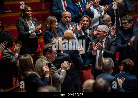 FRANCIA-POLITICA-GOVERNO-PARLAMENTO Sandrine Josso, deputato del gruppo dei Democratici, ha applaudito dopo il suo discorso in Parlamento il giorno della mozione di sfiducia contro il primo Ministro Michel Barnier. A Parigi, 8 ottobre 2024. PARIGI ILE-DE-FRANCE FRANCIA COPYRIGHT: XANDREAXSAVORANIXNERIX FRANCE-POLITICS-GOVERNMENT-PARLI ASAVORANINERI-56 Foto Stock