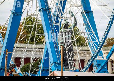 Abbau Oktoberfest, Blick durch die Speichen des Riesenrads auf die Bavaria, Theresienwiese, München, Oktober 2024 Deutschland, München, 09.10.2024, Abbau Oktoberfest, Blick durch das teilweise abgebaute Riesenrad auf die Bavaria, Baustelle, Bayern, bayerisch, *** Dismantling Oktoberfest, ammira attraverso i raggi della ruota panoramica la Baviera, Theresienwiese, Monaco di Baviera, ottobre 2024 Germania, Monaco di Baviera, 09 10 2024, smantellamento dell'Oktoberfest, veduta della ruota panoramica parzialmente smantellata della Baviera, cantiere, Baviera, Baviera, Foto Stock