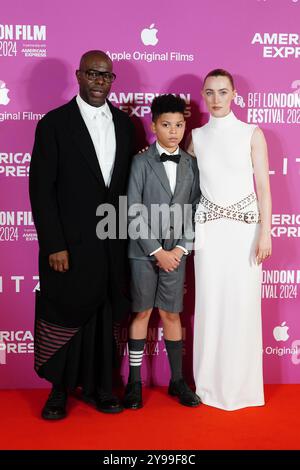 (Da sinistra a destra) Steve McQueen, Elliott Heffernan e Saoirse Ronan assistono al gala di apertura del BFI London Film Festival del film documentario e regista Steve McQueen, il dramma della seconda guerra mondiale Blitz, alla Royal Festival Hall, Southbank Centre di Londra. Data foto: Mercoledì 9 ottobre 2024. Foto Stock