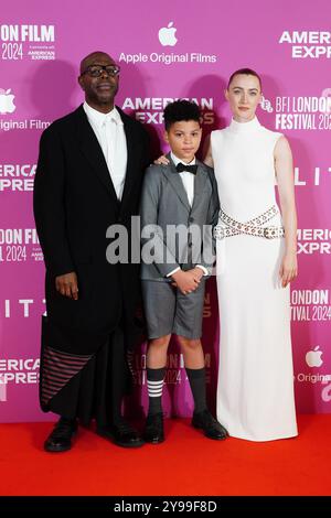 (Da sinistra a destra) Steve McQueen, Elliott Heffernan e Saoirse Ronan assistono al gala di apertura del BFI London Film Festival del film documentario e regista Steve McQueen, il dramma della seconda guerra mondiale Blitz, alla Royal Festival Hall, Southbank Centre di Londra. Data foto: Mercoledì 9 ottobre 2024. Foto Stock