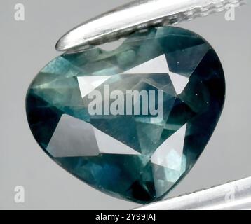 Gemma zaffiro a forma di cuore scintillante. Foto Stock