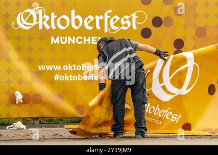 Abbau Oktoberfest, Symbolfoto: Die Planen mit Oktoberfest-Logo am Zaun werden entfernt, Theresienwiese, München, Oktober 2024 Deutschland, München, 09.10.2024, Abbau Oktoberfest, Symbolfoto: Die Planen mit Oktoberfest-Logo am Zaun werden entfernt, Baustelle, Bayern, bayerisch, *** Dismantling Oktoberfest, foto simbolo i teloni con il logo Oktoberfest sulla recinzione sono rimossi, Theresienwiese, Monaco di Baviera, ottobre 2024 Germania, Monaco di Baviera, 09 10 2024, smantellamento dell'Oktoberfest, foto simbolo dei teloni con il logo dell'Oktoberfest sulla recinzione sono rimossi, cantiere, Baviera, Bavarese, Foto Stock