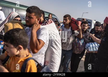 Aleppo, Siria. 09 ottobre 2024. I siriani sfollati dal Libano arrivano in aree controllate dall'opposizione siriana nella Siria nord-occidentale attraverso l'attraversamento di Aoun al-Dadat a nord di Manbij con le forze democratiche siriane dopo un lungo viaggio di sfollamento. Crediti: Anas Alkharboutli/dpa/Alamy Live News Foto Stock