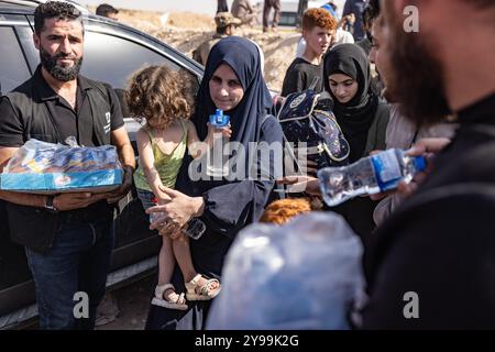 Aleppo, Siria. 09 ottobre 2024. I siriani sfollati dal Libano arrivano in aree controllate dall'opposizione siriana nella Siria nord-occidentale attraverso l'attraversamento di Aoun al-Dadat a nord di Manbij con le forze democratiche siriane dopo un lungo viaggio di sfollamento. Crediti: Anas Alkharboutli/dpa/Alamy Live News Foto Stock