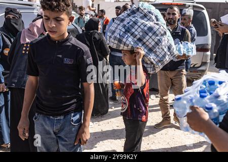 Aleppo, Siria. 09 ottobre 2024. I siriani sfollati dal Libano arrivano in aree controllate dall'opposizione siriana nella Siria nord-occidentale attraverso l'attraversamento di Aoun al-Dadat a nord di Manbij con le forze democratiche siriane dopo un lungo viaggio di sfollamento. Crediti: Anas Alkharboutli/dpa/Alamy Live News Foto Stock