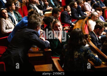 Mathilde Panot, presidente del gruppo la France Insoumise, visto durante le interrogazioni alla sessione del governo all'Assemblea nazionale, a Parigi. Una sessione settimanale di interrogatori sul governo francese si svolge nell'Assemblea Nazionale al Palais Bourbon. Foto Stock