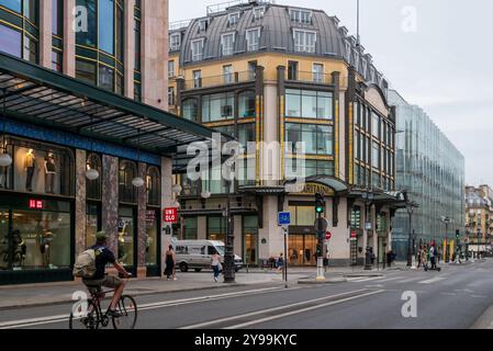 Parigi, Francia 13 agosto 2024 facciata art deco o art nouveau del famoso grande magazzino la Samaritaine Foto Stock