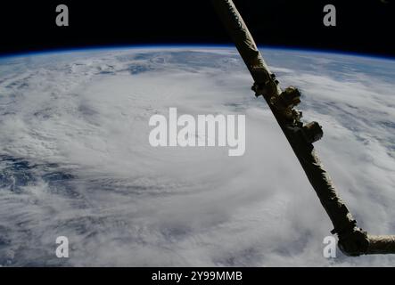 Non esclusiva: Vista dell'uragano Milton dalla finestra della capsula spaziale Crew Dragon Endeavour agganciata alla stazione spaziale Internazionale come orbi Foto Stock