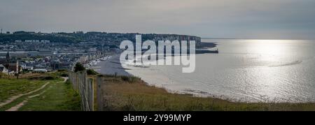 Mers-Les-Bains, Francia - 09 15 2024: Vista panoramica dei tetti e delle case dei villaggi Mers-les-Bains e le Tréport, delle cabine bianche sulla spiaggia e del Foto Stock