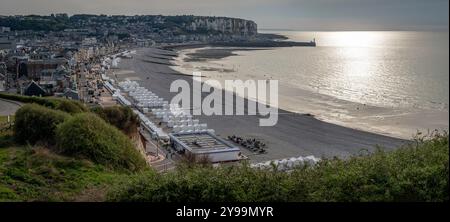 Mers-Les-Bains, Francia - 09 15 2024: Vista panoramica dei tetti e delle case dei villaggi Mers-les-Bains e le Tréport, delle cabine bianche sulla spiaggia e del Foto Stock