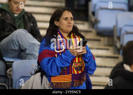 Manchester, Regno Unito. 09 ottobre 2024. Manchester, Inghilterra, 9 ottobre 2024: Tifosa del FC Barcelona durante la partita di UEFA Womens Champions League tra Manchester City e Barcellona al Joie Stadium di Manchester, Inghilterra (Alexander Canillas/SPP) credito: SPP Sport Press Photo. /Alamy Live News Foto Stock