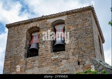 Due campane in una vecchia chiesa in Spagna Foto Stock