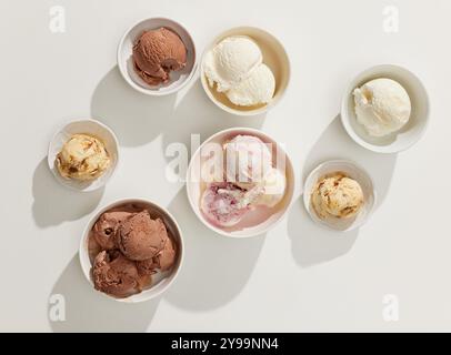 set di varie gelaterie isolate su sfondo bianco, vista dall'alto. primo piano al cioccolato, alla vaniglia e al mirtillo Foto Stock
