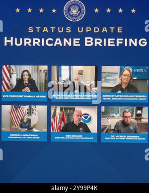 In senso orario dall'alto a sinistra: Vice presidente degli Stati Uniti Kamala Harris, candidato del Partito Democratico 2024 alla presidenza degli Stati Uniti; Segretario per la sicurezza interna degli Stati Uniti Alejandro Mayorkas; Deanne Criswell, Amministratore, Federal Emergency Management Agency (FEMA); Dr. Michael Brennan, Direttore, National Hurricane Center; Ken Graham, direttore del National Weather Service; e l'ammiraglio Linda Fagan, comandante della Guardia Costiera degli Stati Uniti, partecipano virtualmente a un briefing con il presidente degli Stati Uniti Joe Biden nel South Court Auditorium nell'Eisenhower Executive Office Building sul White House Campu Foto Stock