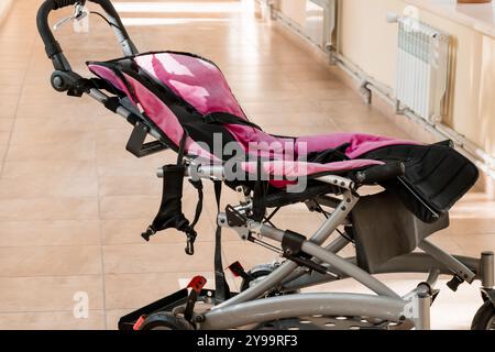 Passeggino pieghevole e innovativo dal design elegante con combinazione di colori rosa e nero. Foto Stock