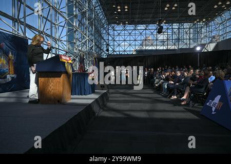 L'ex rappresentante Gabby Gifford firma la legislazione sulla sicurezza delle armi al Javits Center il 9 ottobre 2024 a New York. Foto Stock