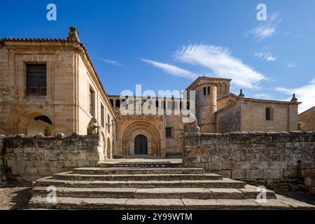 Vista dell'imponente facciata della chiesa romanica collegiata di Santa Juliana a Santillana del Mar, Cantabria, Spagna Foto Stock