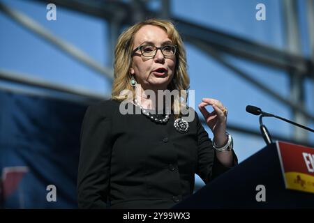 L'ex rappresentante Gabby Gifford firma la legislazione sulla sicurezza delle armi al Javits Center il 9 ottobre 2024 a New York. Foto Stock