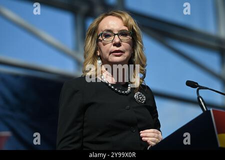 L'ex rappresentante Gabby Gifford firma la legislazione sulla sicurezza delle armi al Javits Center il 9 ottobre 2024 a New York. Foto Stock