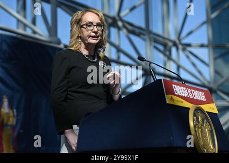 L'ex rappresentante Gabby Gifford firma la legislazione sulla sicurezza delle armi al Javits Center il 9 ottobre 2024 a New York. Foto Stock