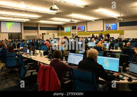 Melbourne, Stati Uniti. 09 ottobre 2024. I membri del personale del Brevard Emergency Operations Center si trovano nelle loro stazioni mentre l'uragano Milton si avvicina alla penisola di Melbourne, Florida, mercoledì 9 ottobre 2024. Foto di Joe Marino/UPI credito: UPI/Alamy Live News Foto Stock