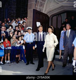 Il presidente degli Stati Uniti John F. Kennedy e la First Lady Jacqueline Kennedy lasciano la chiesa di St. Mary dopo aver partecipato alla messa, Newport, Rhode Island, USA, Robert Knudsen, White House Photographs, 1 ottobre 1961 Foto Stock