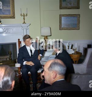 Il Presidente degli Stati Uniti John F. Kennedy incontra Andrei Gromyko, Ministro degli affari Esteri dell'Unione Sovietica, Ufficio ovale, Casa Bianca, Washington, D.C., USA, Abbie Rowe, White House Photographs, 6 ottobre 1961 Foto Stock