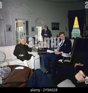 Il presidente degli Stati Uniti John Kennedy (seduto su una sedia a dondolo) incontra il primo ministro indiano Jawaharlal Nehru, assistente speciale del presidente Dave Powers in piedi sullo sfondo, Ufficio ovale, Casa Bianca, Washington, D.C., USA, Robert Knudsen, White House Photographs, 7 novembre 1961 Foto Stock