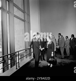 Il presidente degli Stati Uniti John Kennedy saluta il ministro degli Esteri israeliano Golda Meir alla reception per i delegati all'Assemblea generale delle Nazioni Unite (ONU) presso la sede delle Nazioni Unite, New York, Stati Uniti, Cecil Stoughton, White House Photographs, 25 settembre 1961 Foto Stock