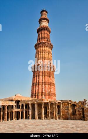 Qutb Minar a Delhi, India, è un sito patrimonio dell'umanità dell'UNESCO Foto Stock
