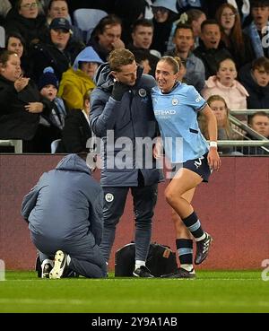 Naomi Layzell del Manchester City si infortuna durante la partita del gruppo D della Champions League femminile al Manchester City Joie Stadium. Data foto: Mercoledì 9 ottobre 2024. Foto Stock