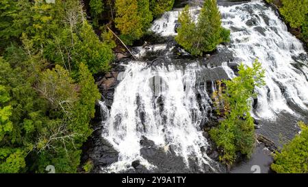 Fotografia aerea di Bond Falls, Bond Falls State Park, nei pressi di Paulding, Michigan, Stati Uniti, in un giorno coperto. Foto Stock