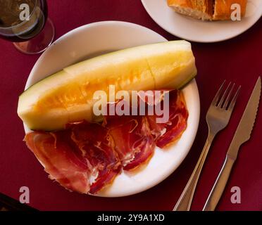 Antipasti mediterranei melone con prosciutto su piatto bianco. Foto Stock