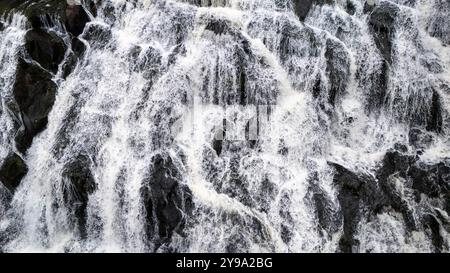 Fotografia aerea di Bond Falls, Bond Falls State Park, nei pressi di Paulding, Michigan, Stati Uniti, in un giorno coperto. Foto Stock