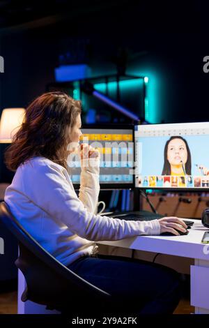 Editor di foto editing di immagini, correzione del colore in un'azienda di post-produzione utilizzando la configurazione multi-monitor. Fotografo che corregge le immagini sovraesposte sul software di ritocco del computer desktop Foto Stock