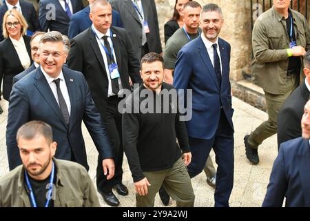 Croazia, Dubrovnik, 091024. Andrej Plenkovic, Volodimir Zelenski e altri alti funzionari hanno camminato lungo Stradun dopo la fine della parte plenaria del vertice Ucraina - Europa sudorientale. Nella foto: Andrej Plenkovic, Volodimir Zelenski, Mato Frankovic. Foto: Bozo Radic / CROPIX Dubrovnik Croazia Copyright: XxBozoxRadicx br summit dubrovnik12-091024 Foto Stock