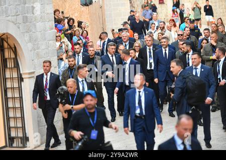 Croazia, Dubrovnik, 091024. Andrej Plenkovic, Volodimir Zelenski e altri alti funzionari hanno camminato lungo Stradun dopo la fine della parte plenaria del vertice Ucraina - Europa sudorientale. Foto: Bozo Radic / CROPIX Dubrovnik Croazia Copyright: XxBozoxRadicx br summit dubrovnik23-091024 Foto Stock