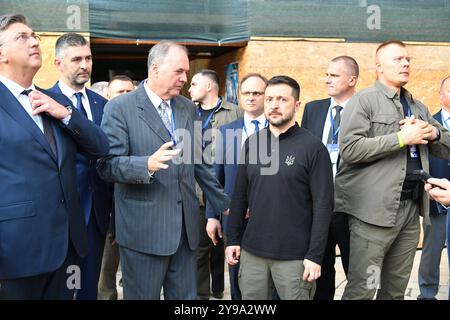 Croazia, Dubrovnik, 091024. Andrej Plenkovic, Volodimir Zelenski e altri alti funzionari hanno camminato lungo Stradun dopo la fine della parte plenaria del vertice Ucraina - Europa sudorientale. Nella foto: Andrej Plenkovic, Volodimir Zelenski. Foto: Bozo Radic / CROPIX Dubrovnik Croazia Copyright: XxBozoxRadicx br summit dubrovnik36-091024 Foto Stock