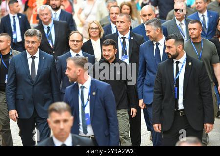 Croazia, Dubrovnik, 091024. Andrej Plenkovic, Volodimir Zelenski e altri alti funzionari hanno camminato lungo Stradun dopo la fine della parte plenaria del vertice Ucraina - Europa sudorientale. Foto: Bozo Radic / CROPIX Dubrovnik Croazia Copyright: XxBozoxRadicx br summit dubrovnik20-091024 Foto Stock