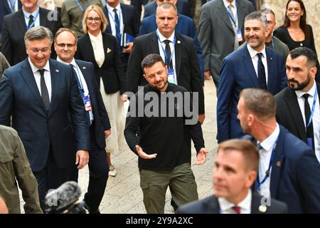 Croazia, Dubrovnik, 091024. Andrej Plenkovic, Volodimir Zelenski e altri alti funzionari hanno camminato lungo Stradun dopo la fine della parte plenaria del vertice Ucraina - Europa sudorientale. Nella foto: Andrej Plenkovic, Volodimir Zelenski, Mato Frankovic. Foto: Bozo Radic / CROPIX Dubrovnik Croazia Copyright: XxBozoxRadicx br summit dubrovnik15-091024 Foto Stock