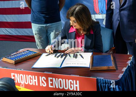 New York, Stati Uniti. 9 aprile 2024. Il governatore di New York Kathy Hochul firma leggi più restrittive sulle armi. Crediti: Alamy Live News/Enrique Shore crediti: Enrique Shore/Alamy Live News Foto Stock