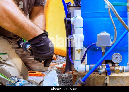 Assemblaggio del collegamento tra il sistema di purificazione dell'acqua domestica Foto Stock