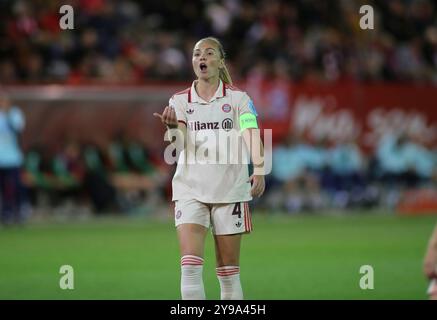 München, Deutschland, 09. Ottobre 2024: Fussball, Frauen, Champions League, 1.Spieltag, Saison 2024/2025, FC Bayern München - FC Arsenal, Campus Glodis Perla Viggosdottir (FC Bayern München) fordernd, rufen, reden, Handbewegung Foto Stock