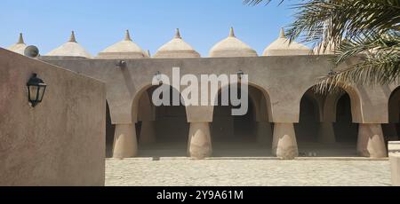 Moschea al Hamouda, la moschea con molte cupole, 50 cupole, basate sull'architettura islamica, più di 500 anni, Jaalan Bani Bu Ali, Oman Foto Stock