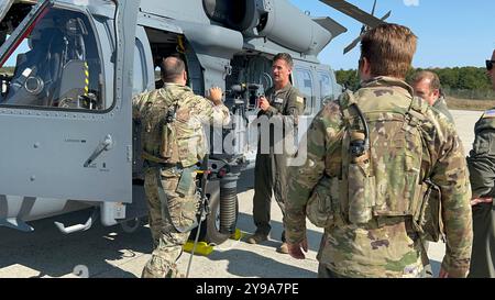 Gli aviatori della New York Air National Guard del 106th Rescue Wing ispezionano il nuovo elicottero di ricerca e soccorso HH-60W Jolly Green II presso la Francis S. Gabreski Air National Guard base, Westhampton Beach, N.Y., 12 settembre 2024. I piloti Sikorsky hanno volato l'aereo direttamente dallo stabilimento di produzione dell'azienda, segnando la prima consegna del nuovissimo HH-60W. (Foto della U.S. Air National Guard del capitano Cheran Campbell) Foto Stock