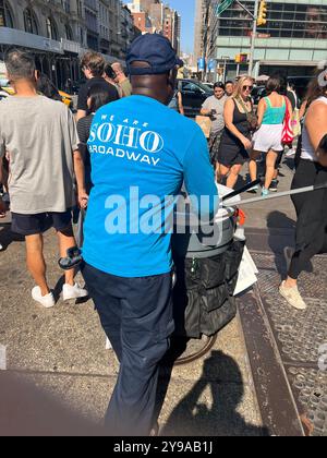 Membro del "SOHO Broadway Clean Team", che tiene pulita la strada commerciale molto trafficata per gli amanti dello shopping, dei turisti e di coloro che vivono nelle vicinanze. New York. Foto Stock