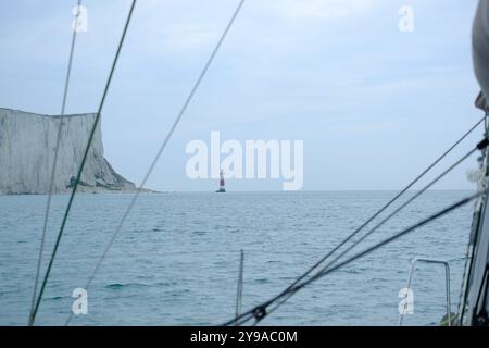 South Downs, Regno Unito - 7 settembre 2024 - le scogliere bianche di Beachy Head e il faro Foto Stock